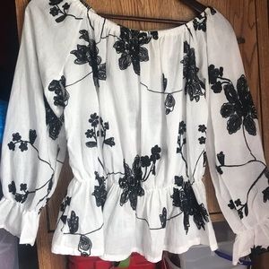 🔴SALE🔴White embroidered crop top.